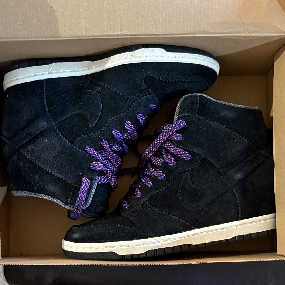 WMNS Dunk Sky Hi. Black High-Top Sneakers with Purple Laces